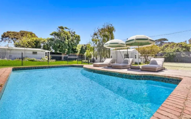 Portsea Paradise Pool and Tennis Court