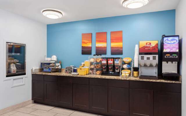 Days Inn & Suites by Wyndham Sellersburg