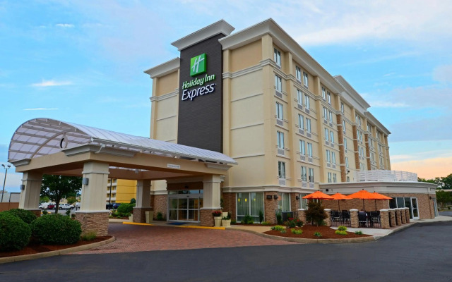 Holiday Inn Express Hampton - Coliseum Central by IHG