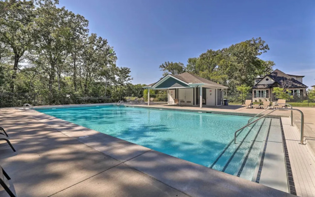 Fayetteville House: Pool Access & Gas Grill!