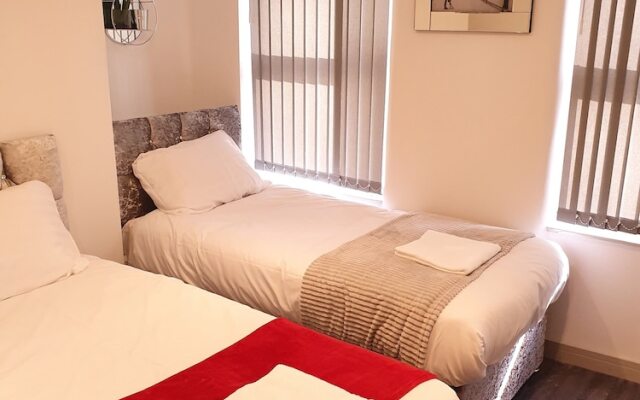 Deluxe 6 bed Suite in Liverpool City Center