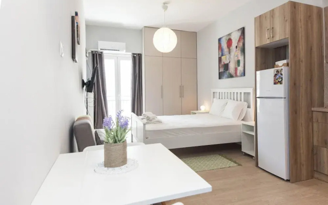 Fresh Exarcheia Studio w Balcony & Style