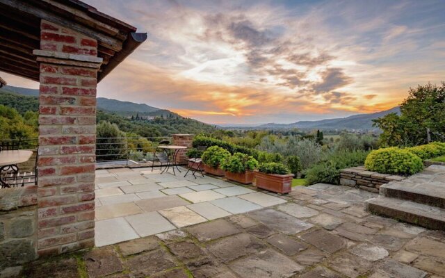 Hilltop Villa in Castiglion Fiorentino With Pool & Views