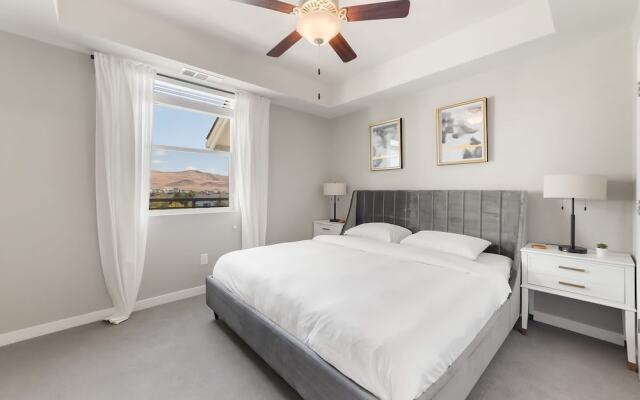 Chic Apt w Jacuzzi Pool BBQ Mountain Views