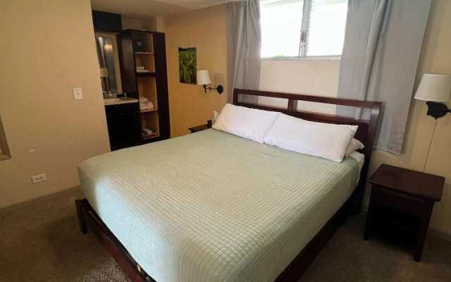 Kona Alii Oceanview Pool Shops & Restaurants