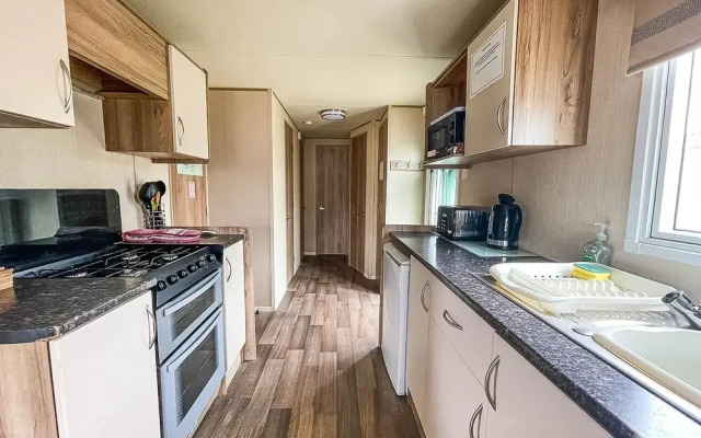 Caravansleeps8-hottub-fireplace-garden-patio