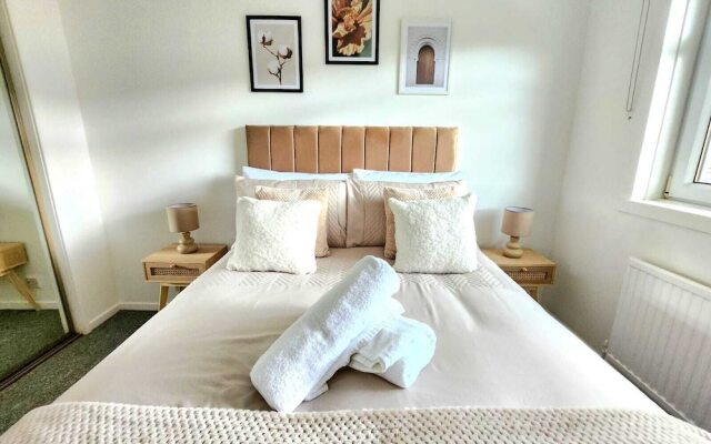 Quirky Home Quiet Neighbourhood