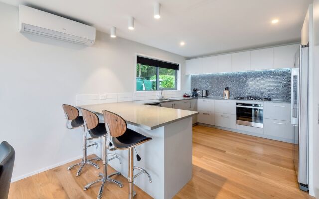 Spectacular Hilltop Retreat near Piha