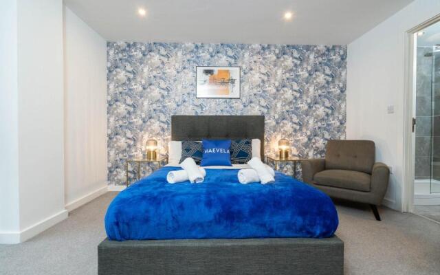 MAEVELA Apartments - Luxury Broad St Apartment - 2 Bed, 2 Bath - City Centre/Cube/Mailbox - WITH UNDERGROUND PARKING ✓- L Shape Sofa, Large 50 inch Smart TV with FREE NETFLIX & WIFI