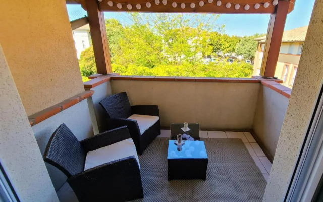 T2 jardinet avec piscine, parking et tennis