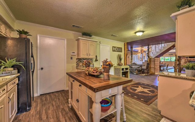 Spacious Conroe Home w/ Foosball & Pool Table!