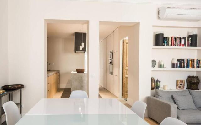 Impressive Apartment in Madrid Center by Batuecas