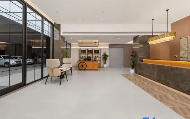 Home Inn Plus Hotel (Linyi Lushang Center Wanda Plaza Branch)