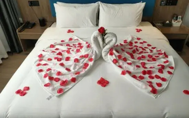 7Days Inn Hotel (Hebi Wanshanglong Building Materials City Railway Station)