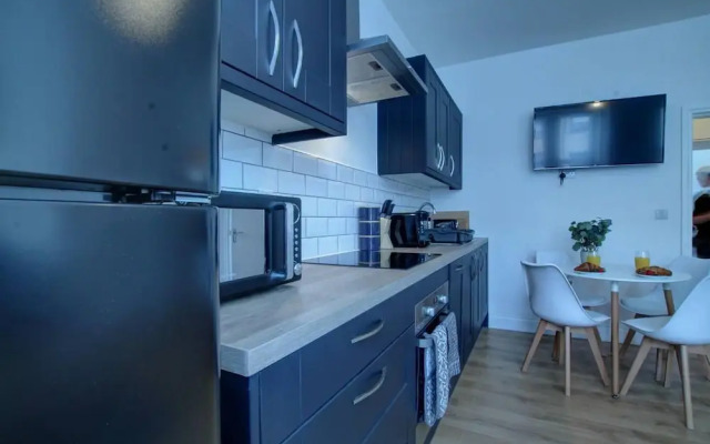 Dundee - 1 Bed - Sleeps 4 - Free Parking