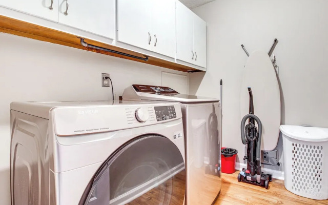 Pool + Gameroom: Family Fun Retreat in Hinesville!