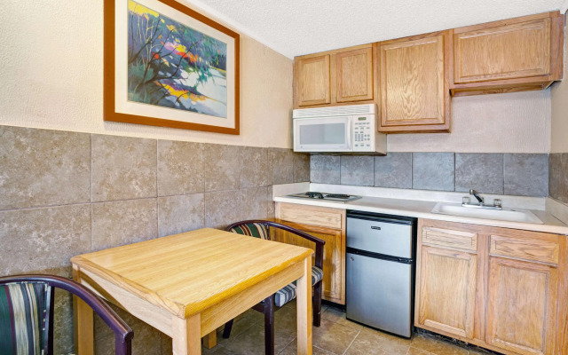 Knights Inn - Madison Heights