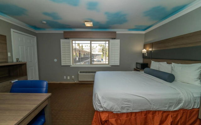 Hollywood Palms Inn and Suites