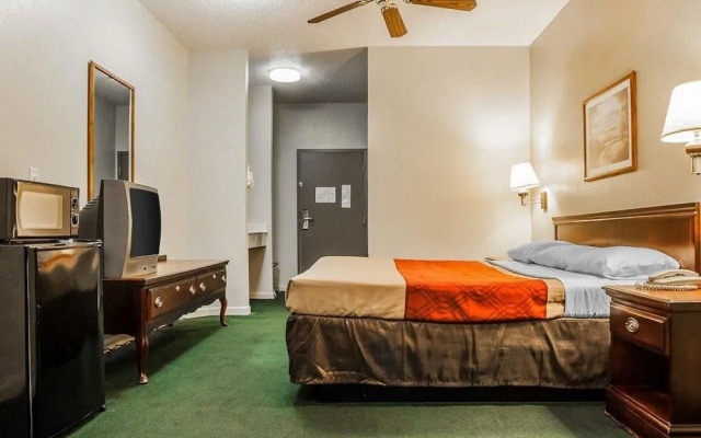 Econo Lodge Inn & Suites Granite City