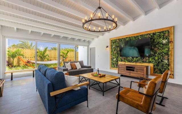Luxurious Oasis Mins to Beach King Beds Pool