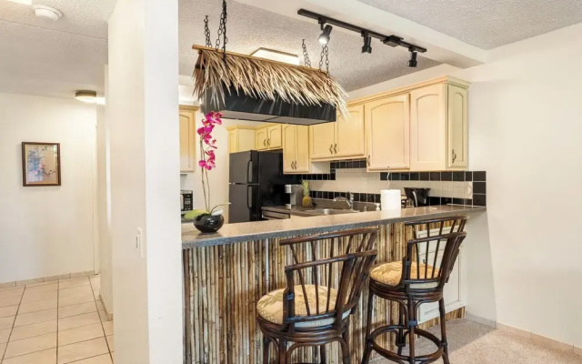 Hawaiian Unit + Walking Distance to Town - AC & Wifi! - Vrkcv