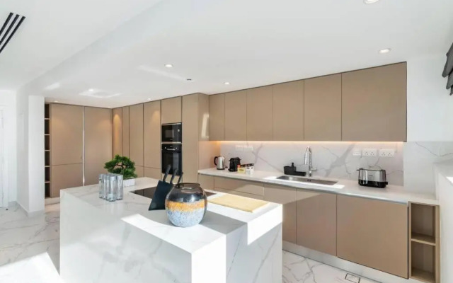 Wonderful 2BD with full Dubai marina view