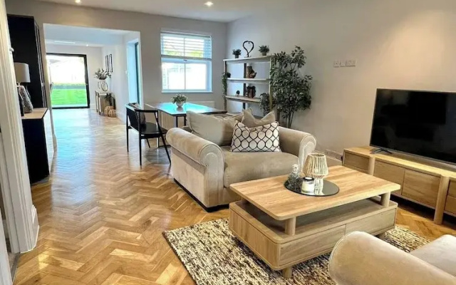 Newly Refurbished Bungalow- Large Garden- Parking