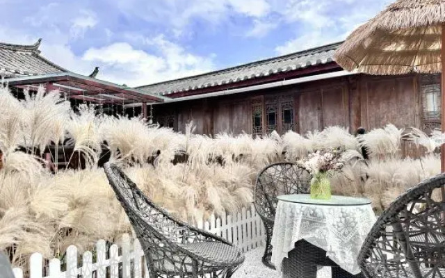 Putih Courtyard