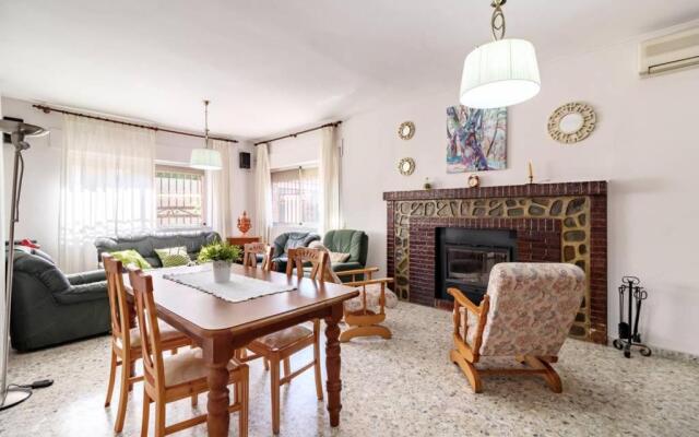 Chalet acogedor con piscina muy cerca de Granada