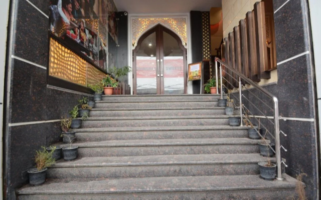 Hotel Dhingra By OYO Rooms