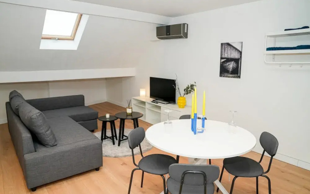 Modern 1BR 1LR Apartment Walk To Rabot