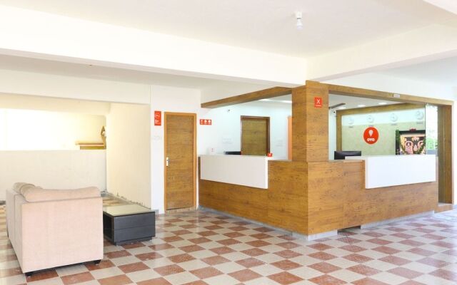 OYO 10701 Moukthi Apartment