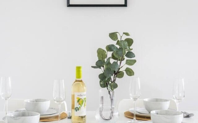 Livestay - One Bed Apt, Free Parking, Sleeps 4