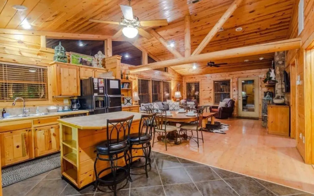 Crooked Pine Cabin With Swing and Hot Tub on the Deck by Redawning