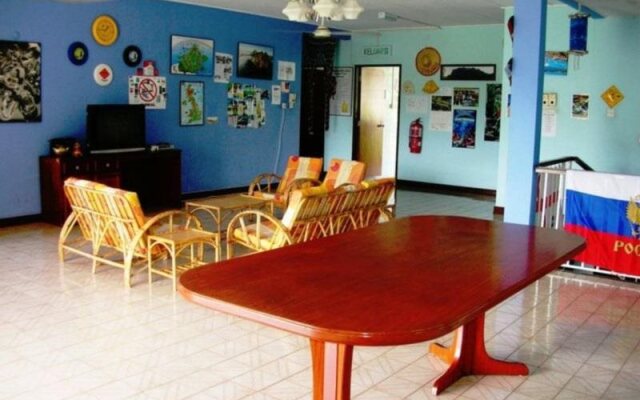 Borneo Beachouse Backpackers