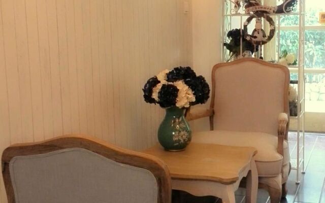 Hangzhou Moqi Garden Hotel