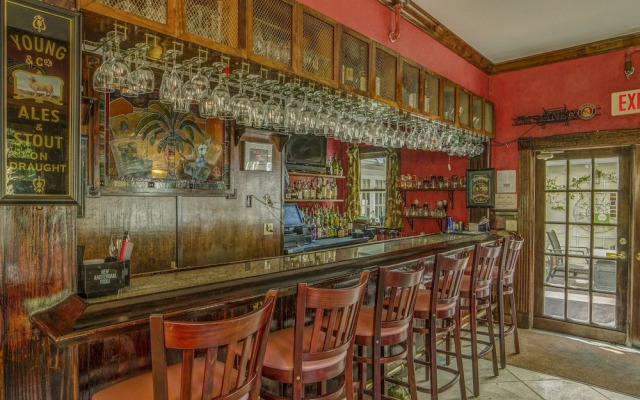 Peninsula Bed & Cocktails