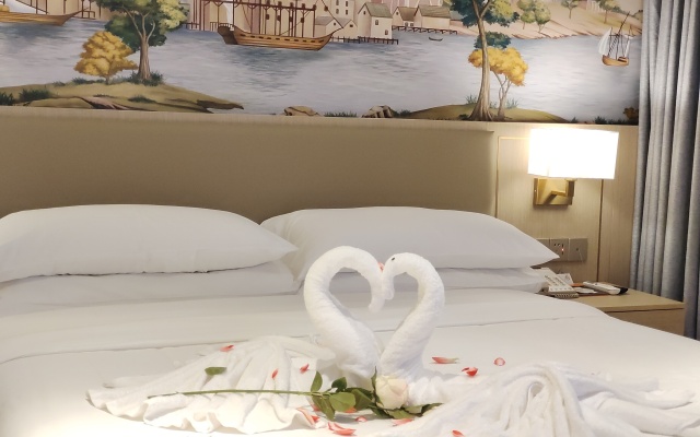 Vienna Hotel (Beihai Weizhou Island Lanqiao seaview shop)
