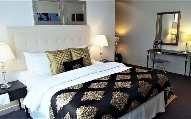 MONDRIAN Luxury Suites & Apartments Market Square IV