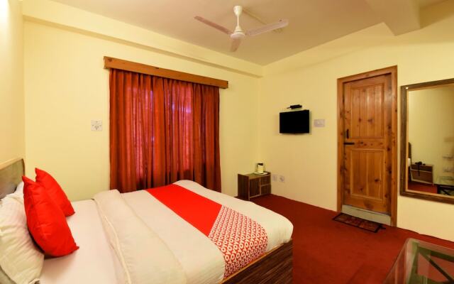 OYO 13586 Hotel Monarch