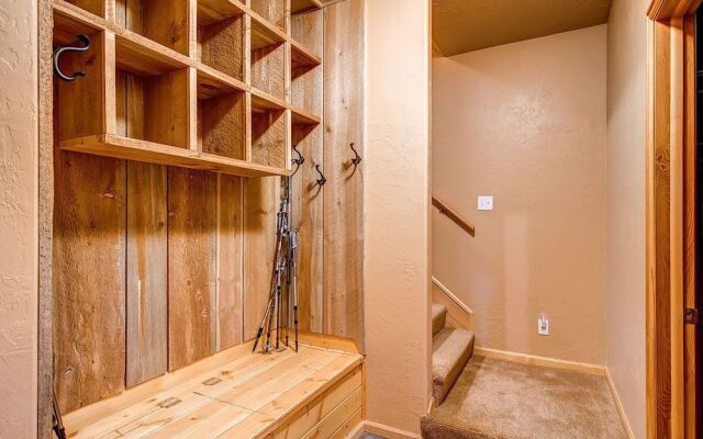 Snowshoe  4 Bedroom Home by RedAwning