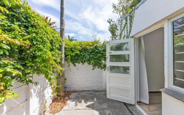 Peaceful 1BD Flat w/ Private Gardenrondebosch