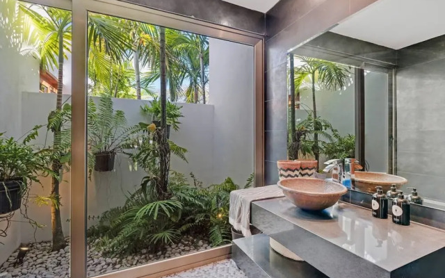 Modern Oasis Stunning Views of Golf Course River
