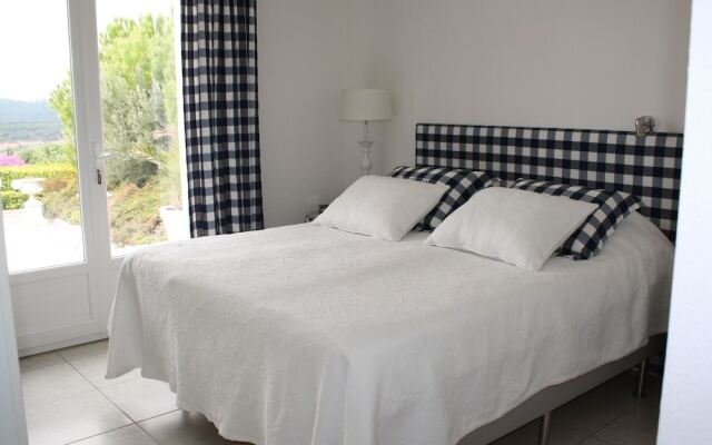 Luxurious Villa in Camplong With Jacuzzi