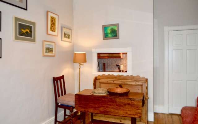 2 Bedroom Flat Near the Dean Village