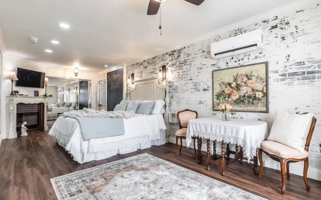 The Old Liberty Schoolhouse B&B