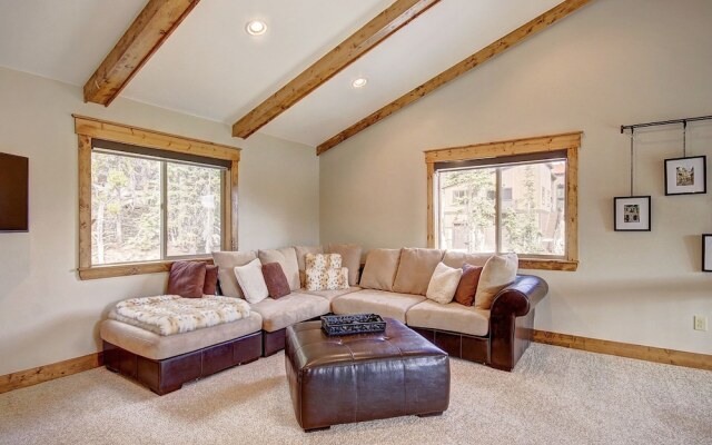 Mountain View Lodge 4 Bedroom Home by RedAwning