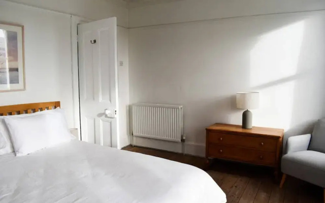 Stylish and Spacious 4 Bedroom Queen's Park House