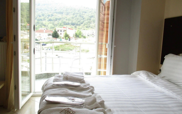 Kyknos De Luxe Hotel