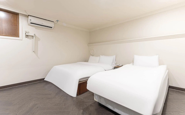 Film37.2 Hotel